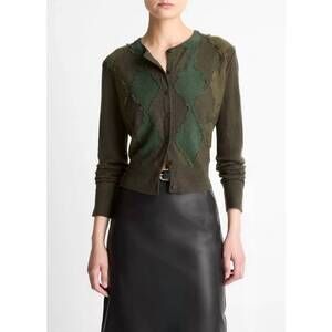 NEW VINCE hand cut argyle cardigan in herba/forest/verde